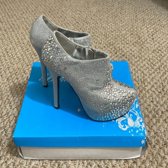 Heels - Picture 2 of 4